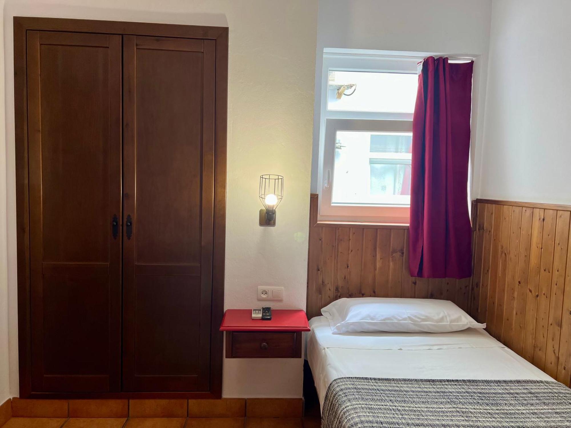 Hostal Real San Juan Del Puerto Room photo