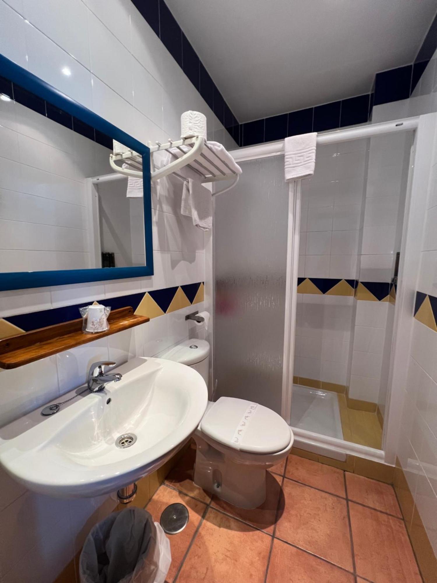 Hostal Real San Juan Del Puerto Room photo