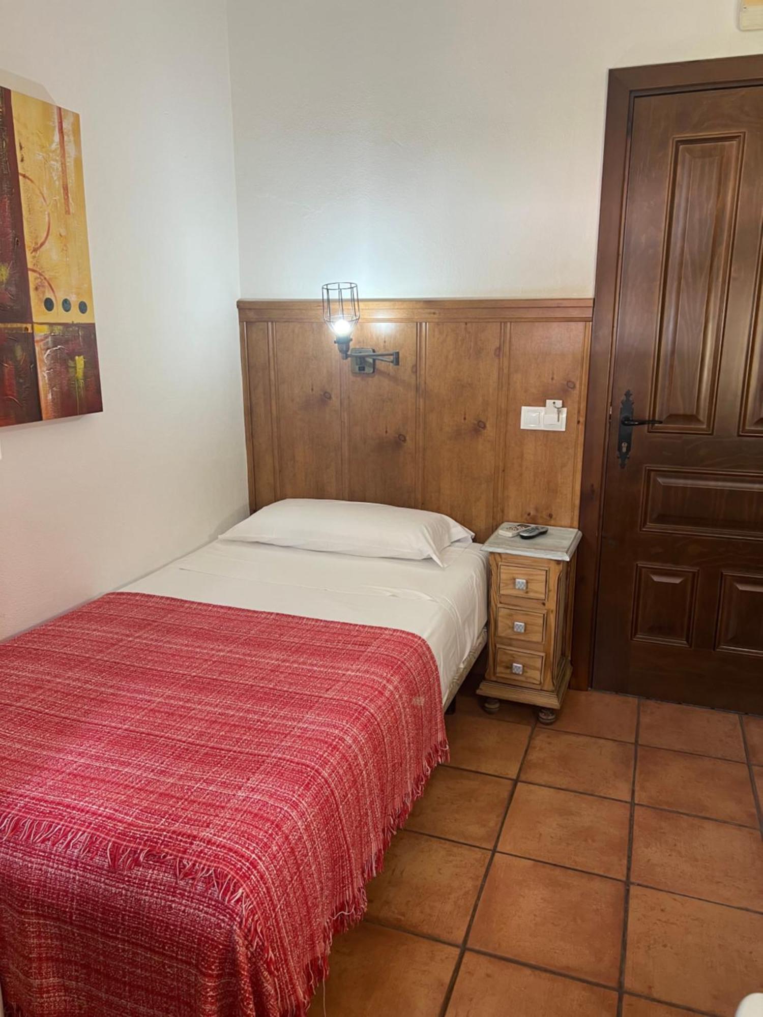 Hostal Real San Juan Del Puerto Room photo